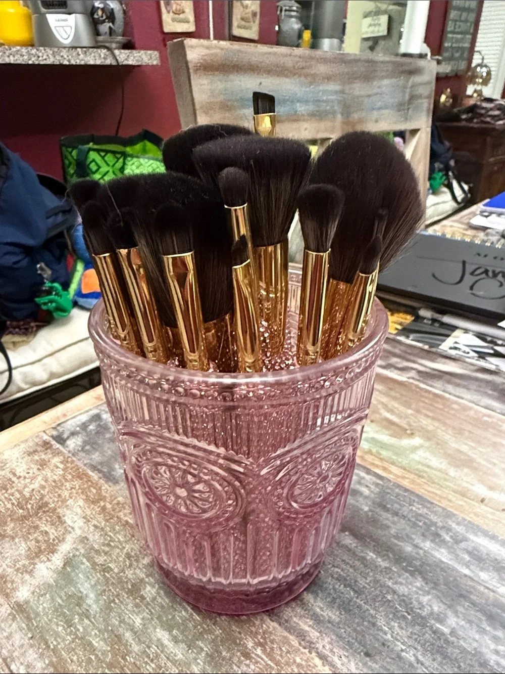 Glitz and Glam Gold-Handle Black Bristle Makeup Brush Set in Pink Holder